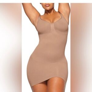 SKIMS SEAMLESS SCULPT SLIP
DRESS SIENNA M